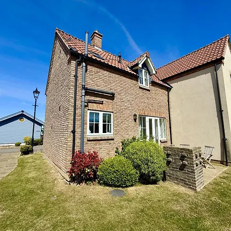 Tracey Island - Part Of The The Bay Village With Pool, Gym And Direct Access, Pub, Restaurant, Tennis And Meadows Walks *