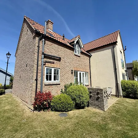 Tracey Island - Part Of The The Bay Village With Pool, Gym And Direct Access, Pub, Restaurant, Tennis And Meadows Walks *