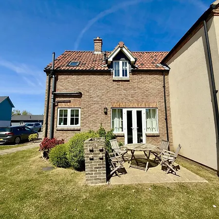 Tracey Island - Part Of The The Bay Village With Pool, Gym And Direct Access, Pub, Restaurant, Tennis And Meadows Walks * Filey