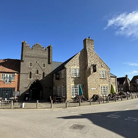 Tracey Island - Part Of The The Bay Village With Pool, Gym And Direct Access, Pub, Restaurant, Tennis And Meadows Walks * Filey