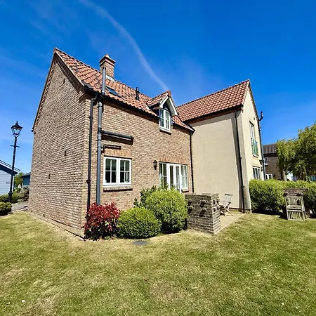 Tracey Island - Part Of The The Bay Village With Pool, Gym And Direct Access, Pub, Restaurant, Tennis And Meadows Walks Semesterbostad *