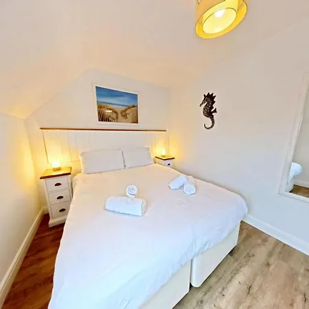 Tracey Island - Part Of The The Bay Village With Pool, Gym And Direct Access, Pub, Restaurant, Tennis And Meadows Walks * Filey