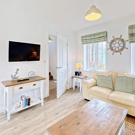 Tracey Island - Part Of The The Bay Village With Pool, Gym And Direct Access, Pub, Restaurant, Tennis And Meadows Walks *